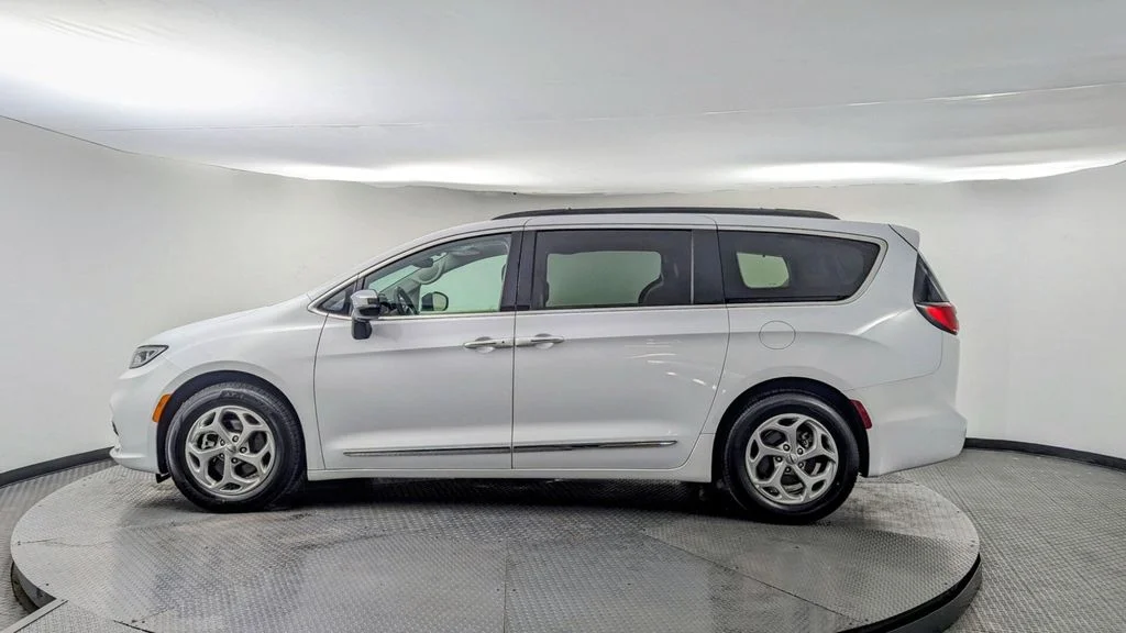 Used 2023 White Chrysler Limited image 2