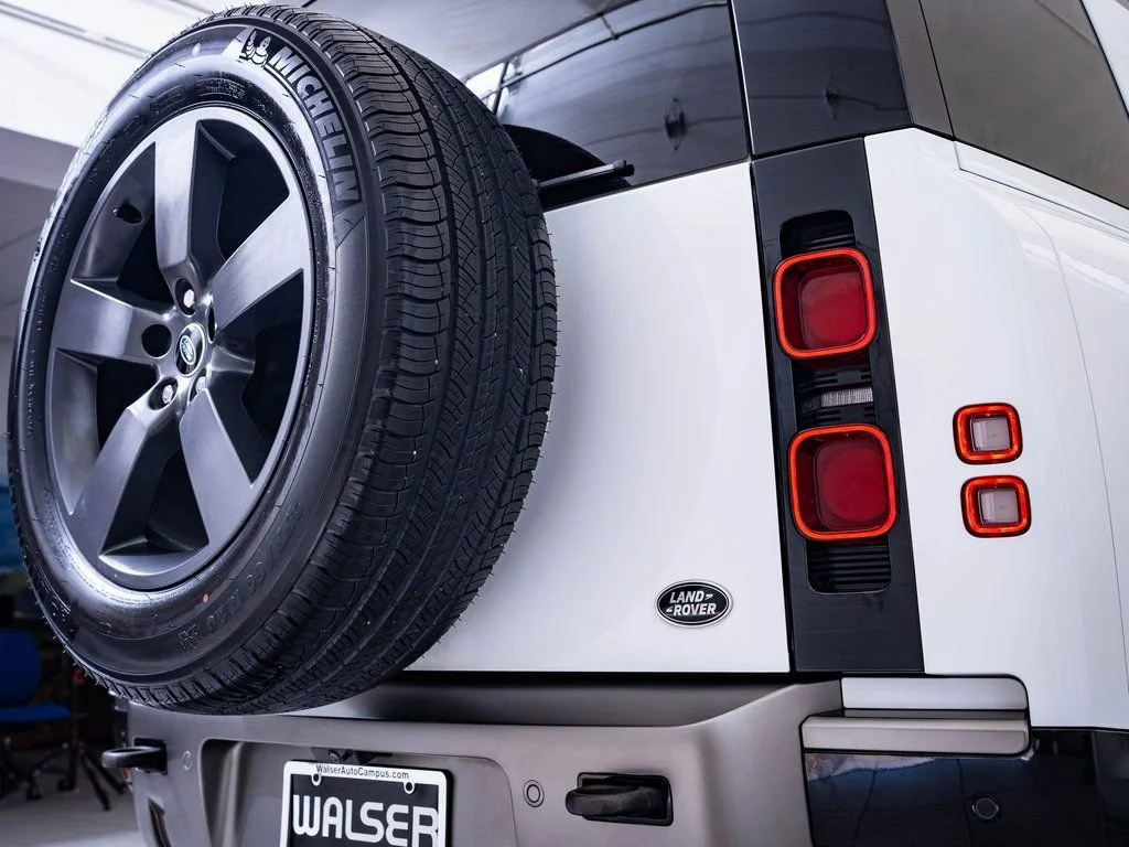 Used 2021 Fuji White Land Rover X-Dynamic HSE image 9