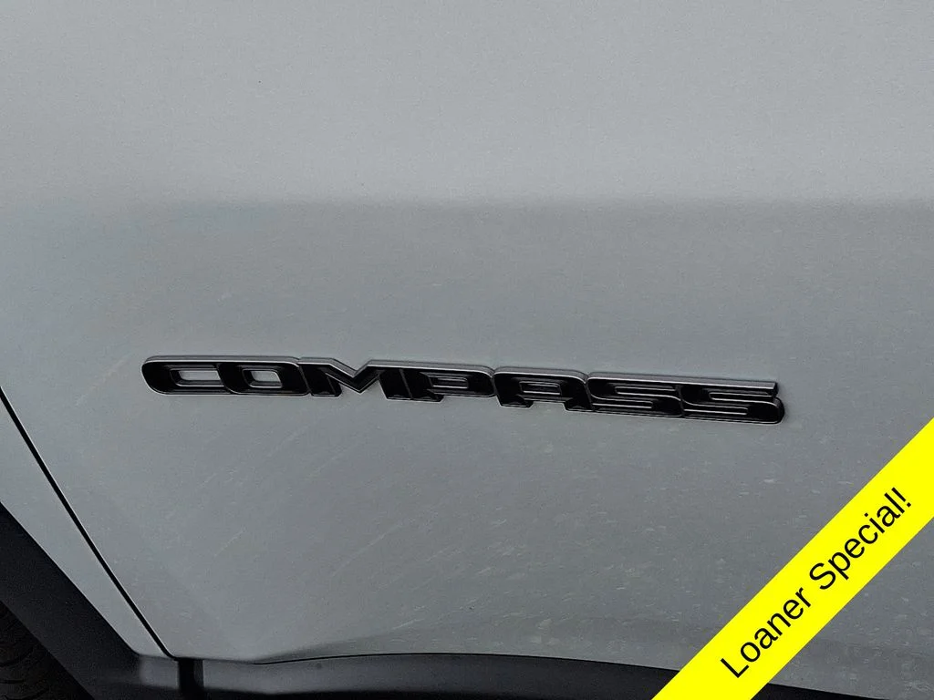 New 2025 Silver Zynith Metallic Clear-Coat Exterior Paint Jeep Limited image 15