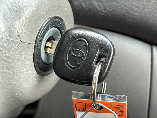 Used 2010 Silver Toyota LE image 13