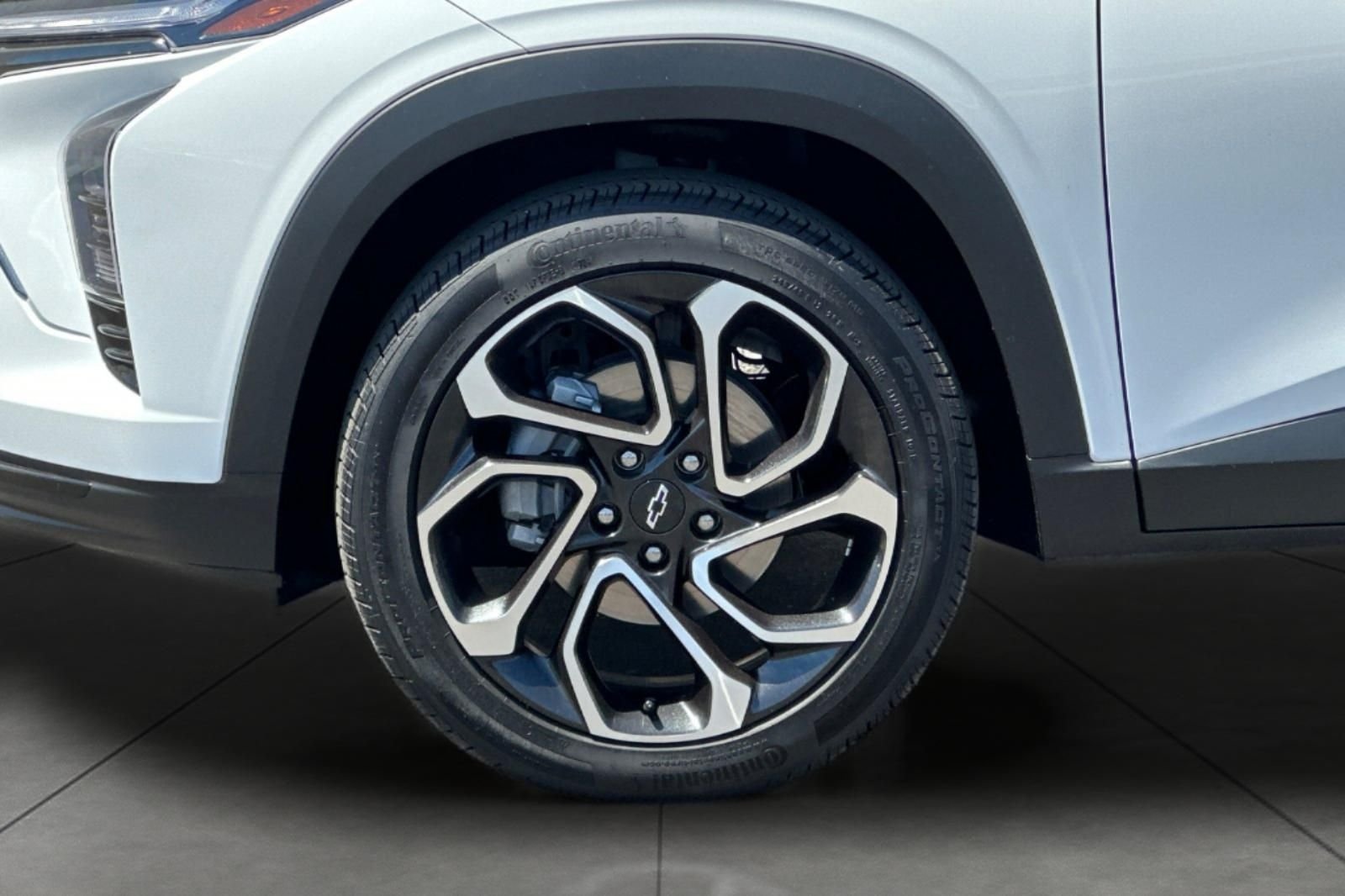 Used 2025 White Chevrolet 2RS image 30
