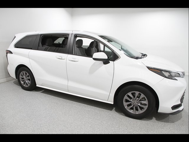 2024 Toyota Sienna LE 8-Passenger