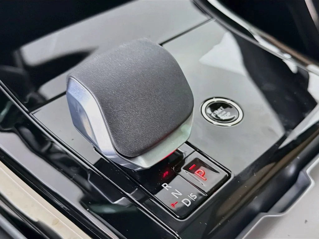 New 2026 Fuji White Land Rover Dynamic SE image 17