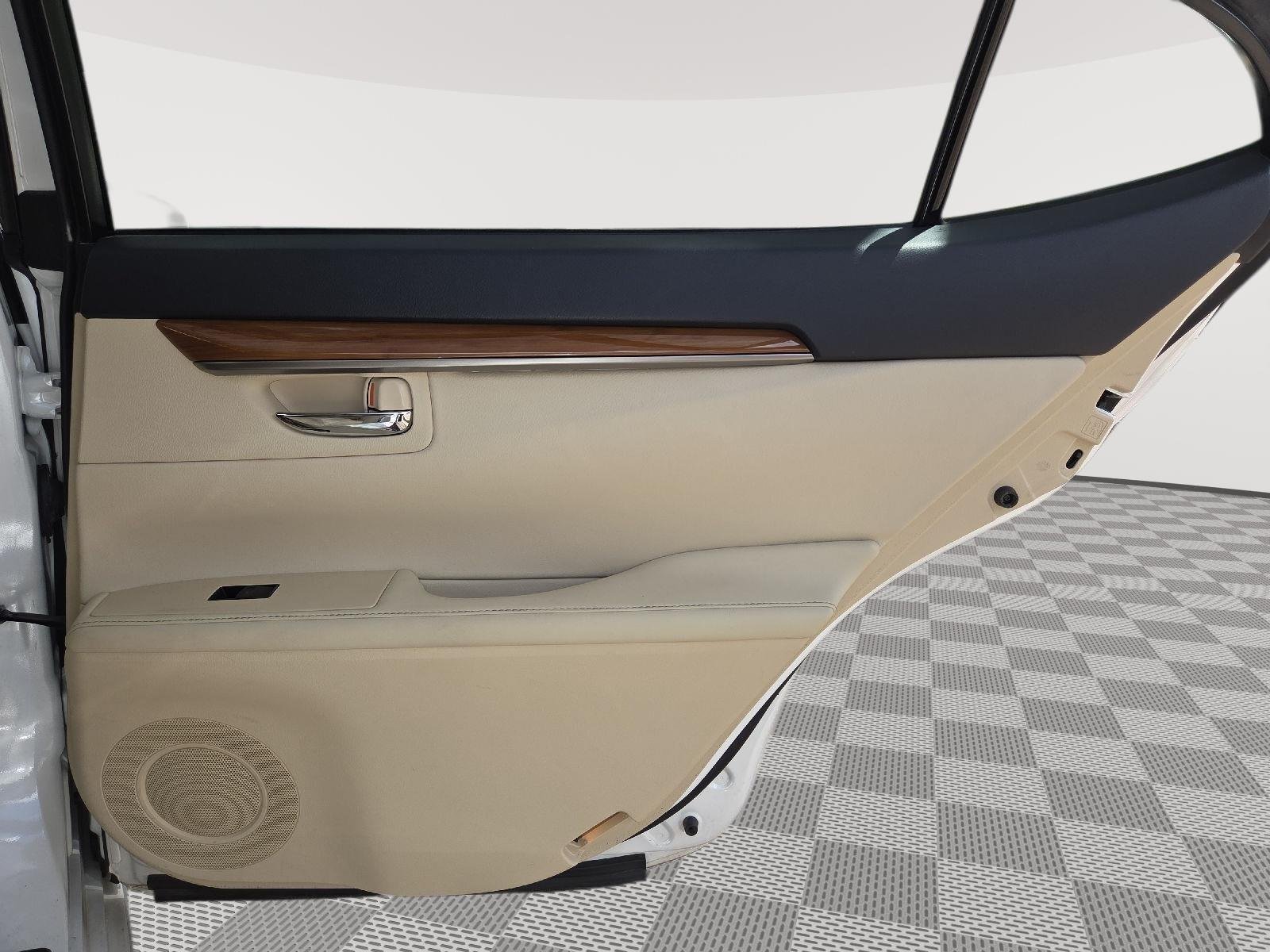 Used 2013 Starfire Pearl Lexus Hybrid image 34