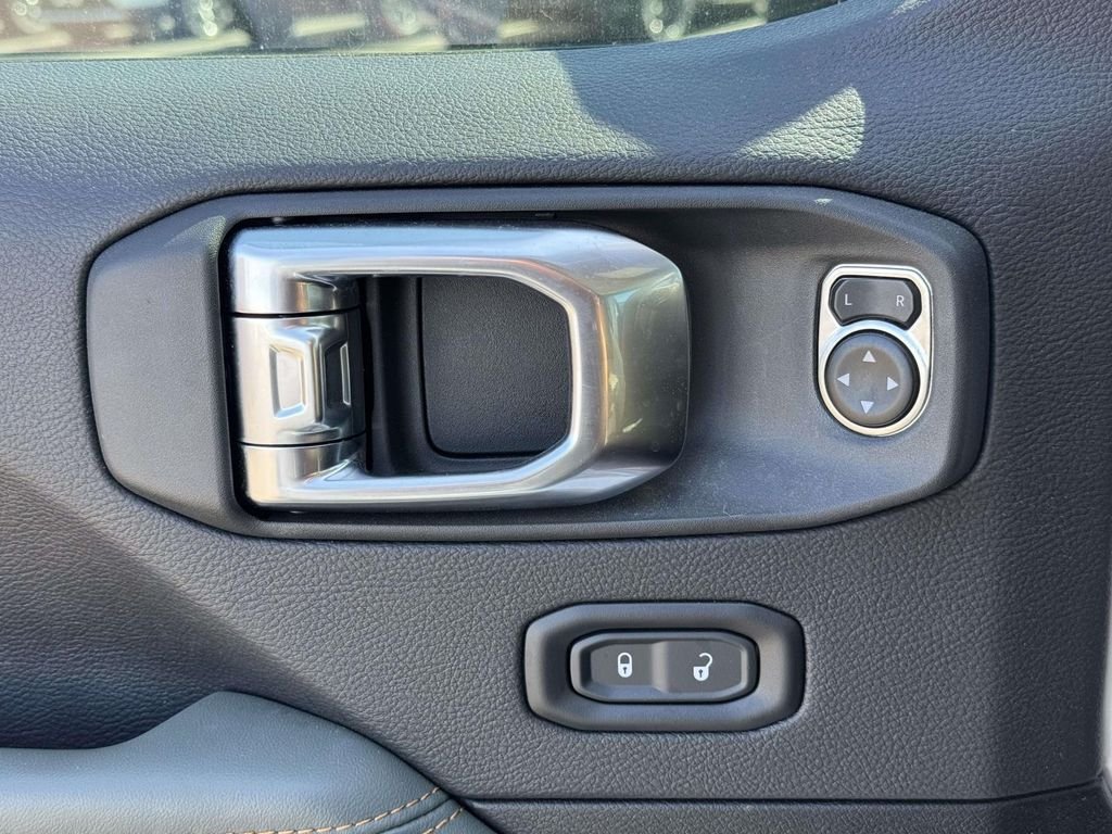 Used 2025 White Jeep Mojave image 28