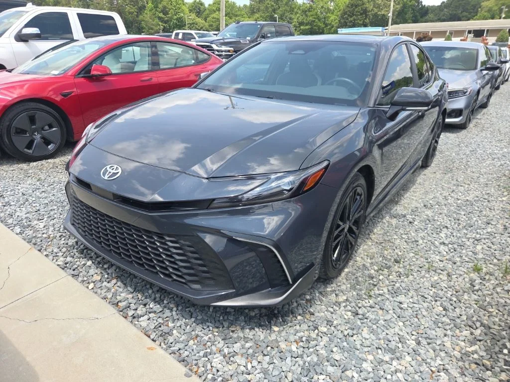 Used 2025  Toyota SE image 1