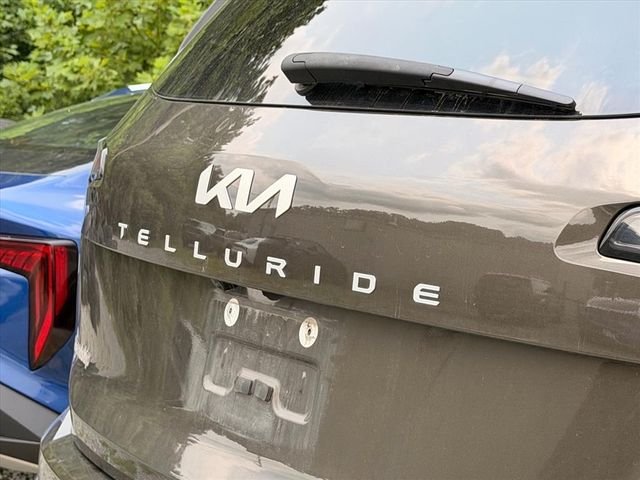 Used 2024 Green Kia EX X-Line image 16