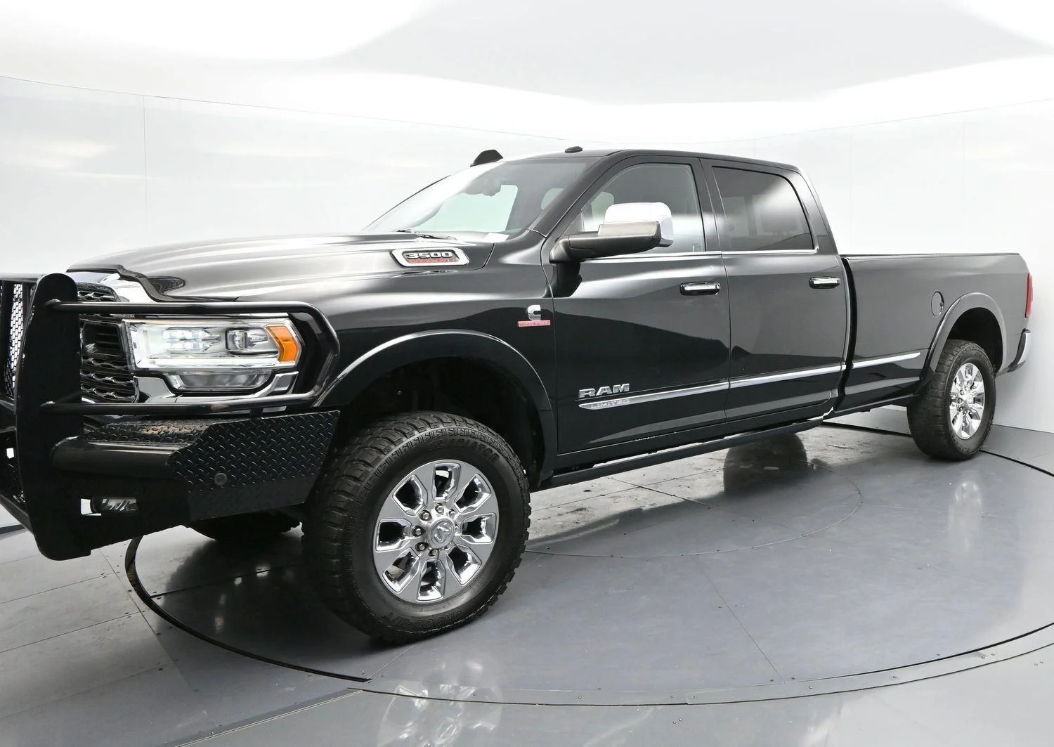 Used 2022 Diamond Black Crystal Pearlcoat Ram Limited image 3