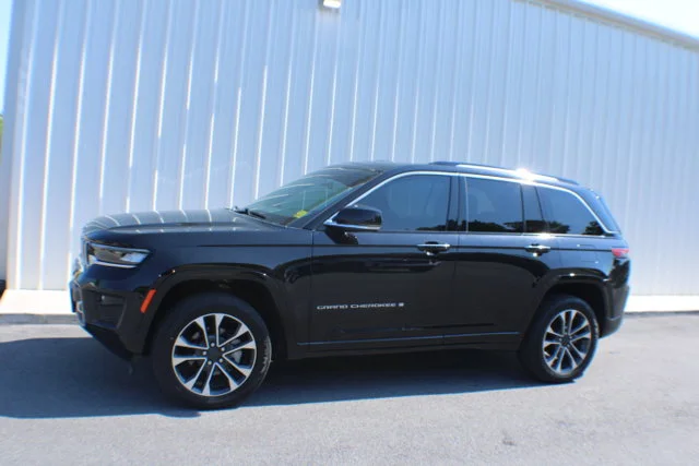 Used 2022 Diamond Black Crystal Pearlcoat Jeep Overland image 4