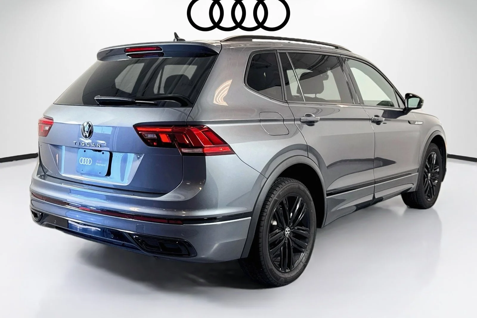 Used 2022  Volkswagen SE R-Line Black image 5