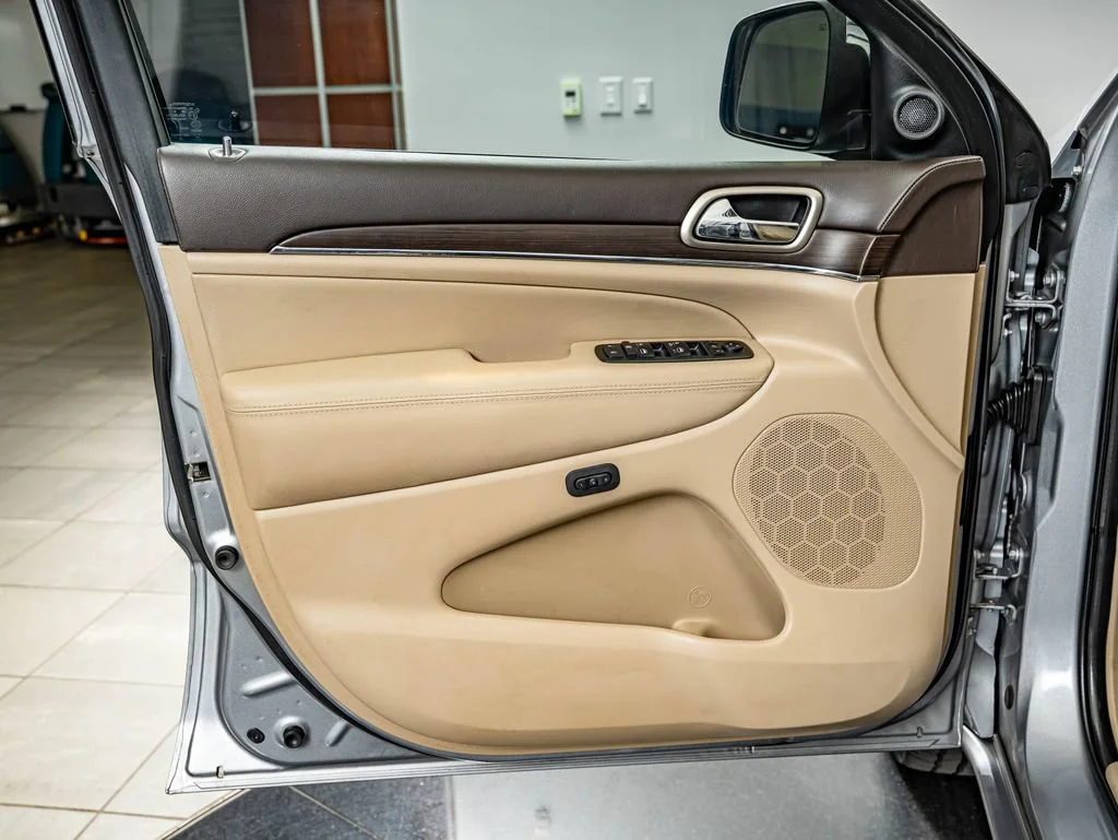 Used 2015 Billet Silver Metallic Clearcoat Jeep Overland image 19