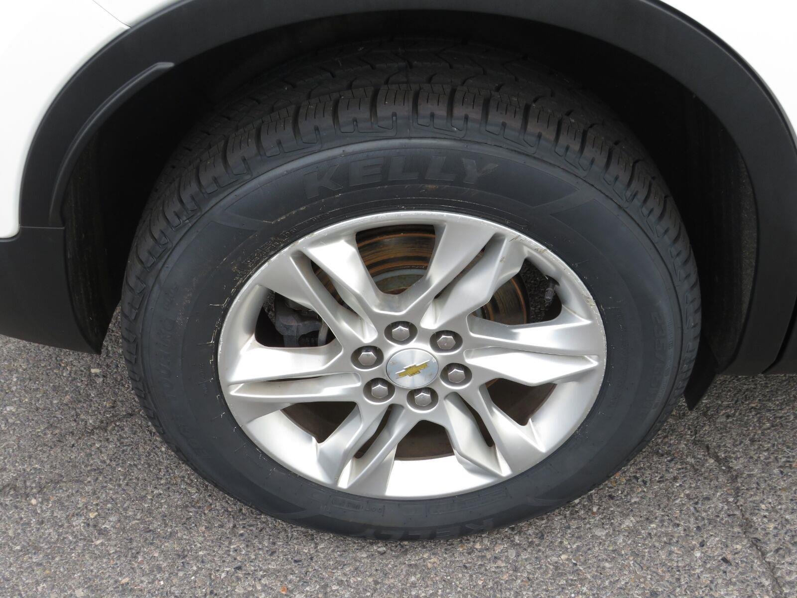 Used 2019 Summit White Chevrolet  image 13