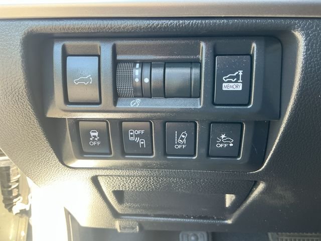 Used 2018 White Subaru 2.5i image 26