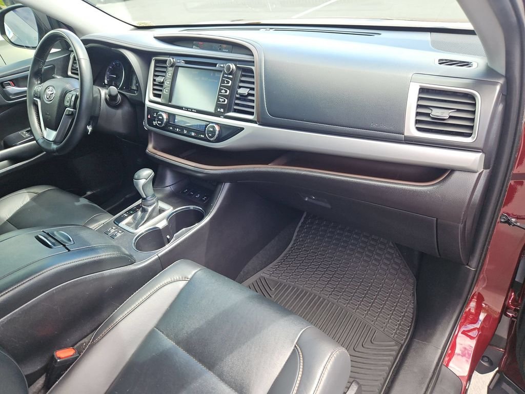 Used 2019 Salsa Red Pearl Toyota XLE image 29