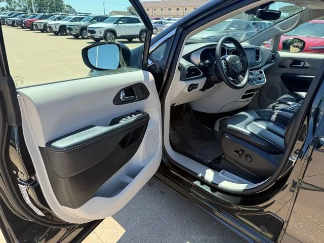 Used 2023 Black Chrysler Touring L image 9