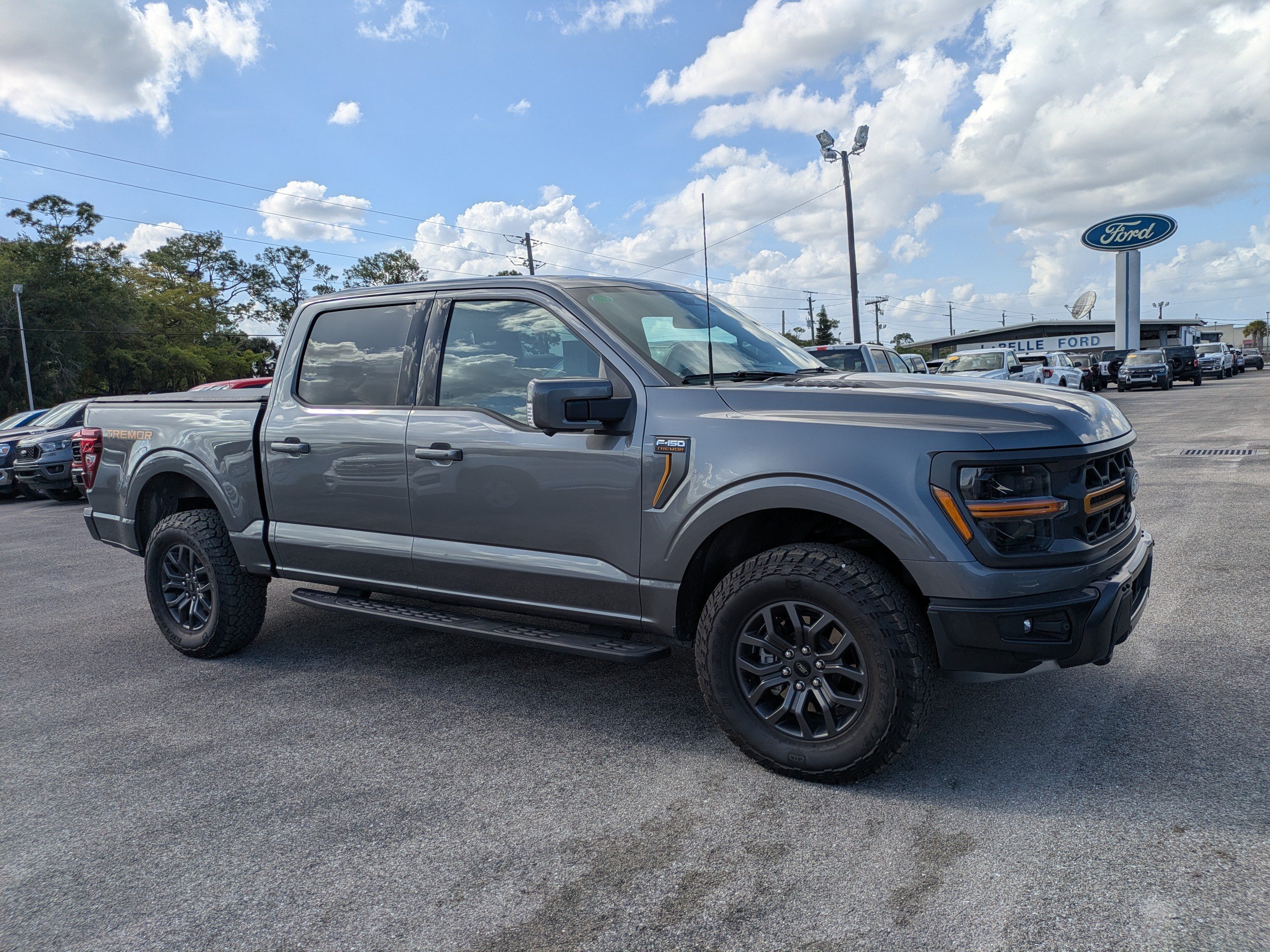 Used 2025  Ford Tremor image 2