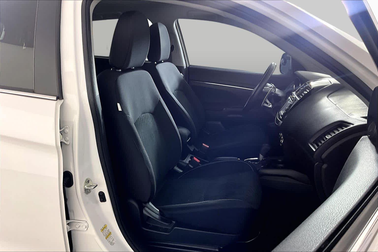 Used 2015 White Pearl Mitsubishi SE image 9