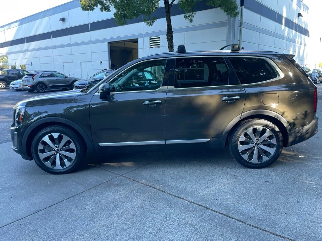 Used 2020 Dark Moss Kia S image 7
