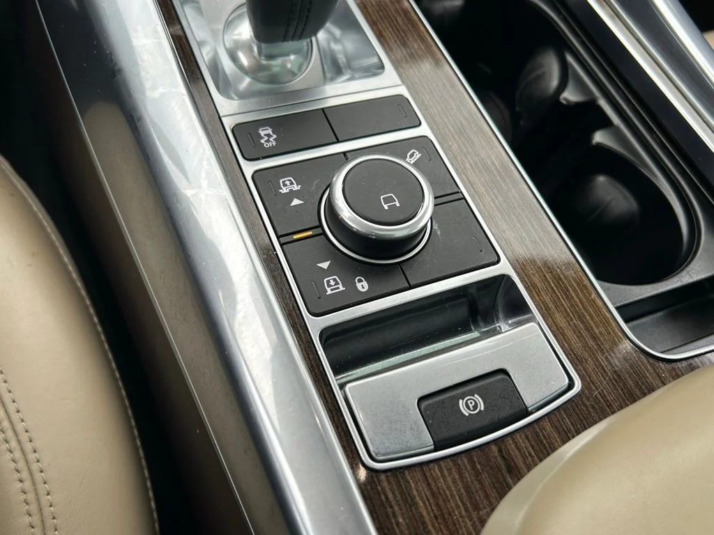 Used 2021 White Land Rover HSE Silver Edition image 28
