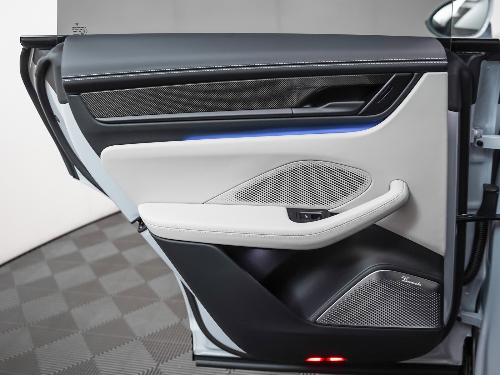 2025 Porsche Macan Turbo Electric - Photo 24