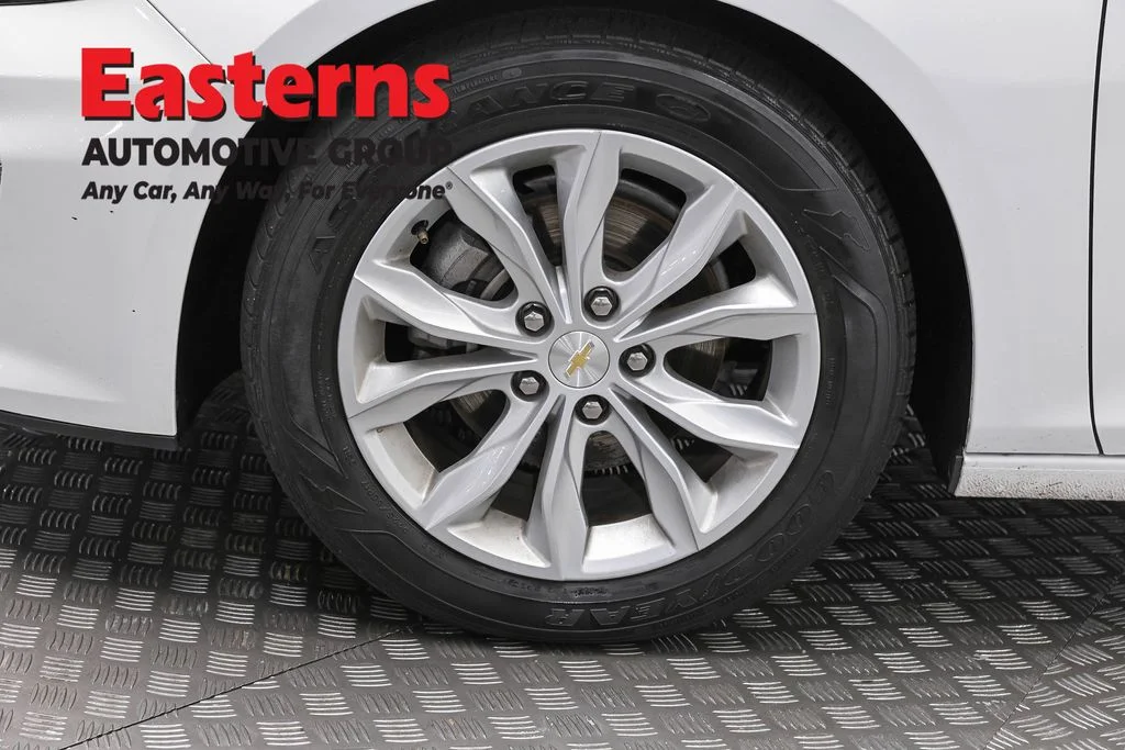 Used 2025 White Chevrolet LT image 32