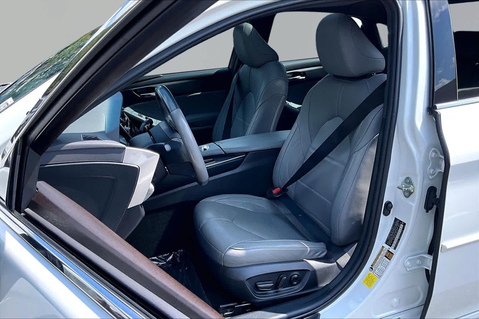 Used 2020 Wind Chill Pearl Toyota Hybrid Limited image 15
