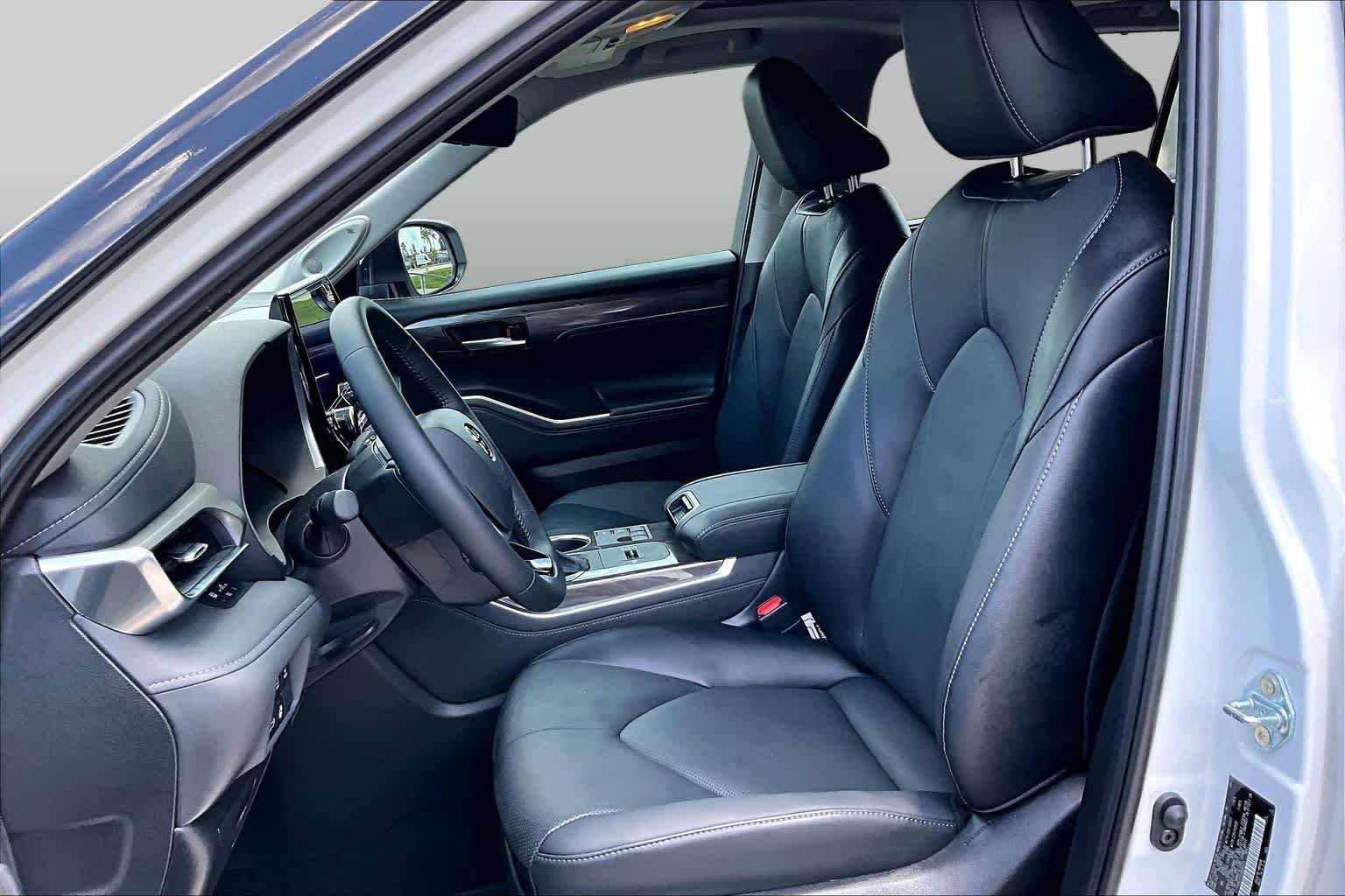 Used 2025 Wind Chill Pearl Toyota Hybrid Limited image 8