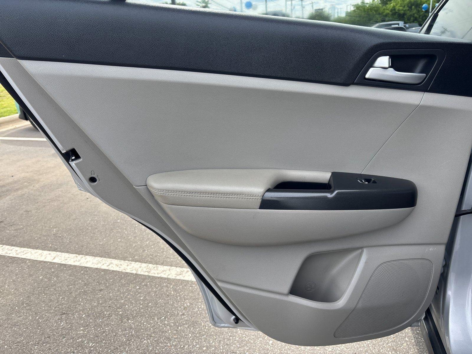 Used 2021 Sparkling Silver Kia LX image 31