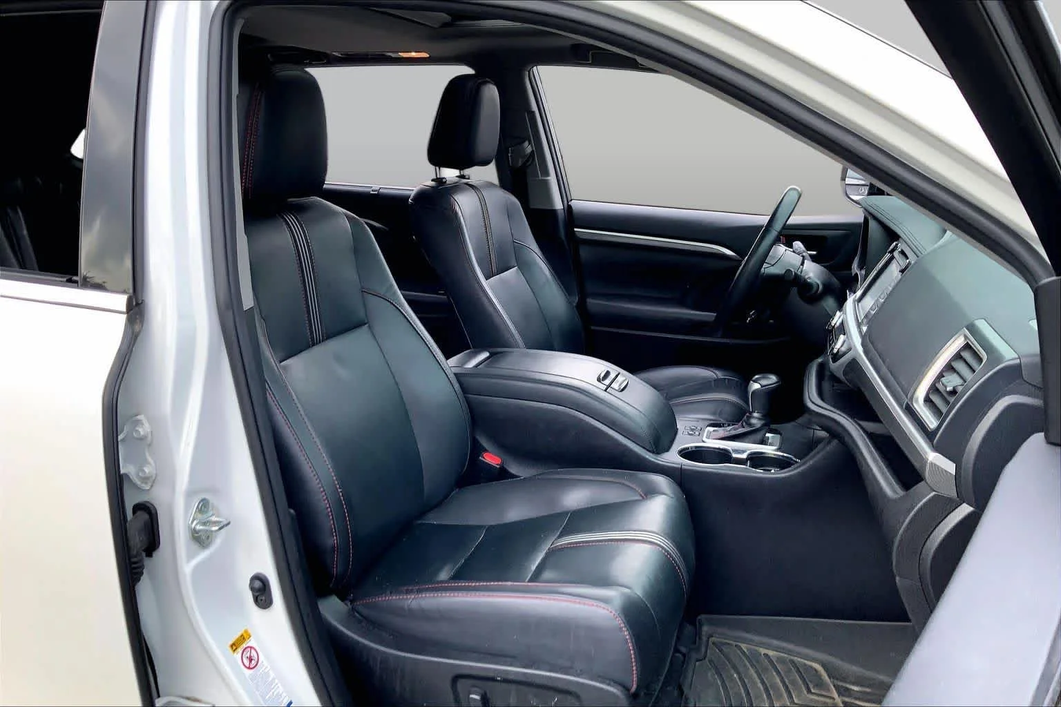 Used 2019 Blizzard Pearl Toyota SE image 9