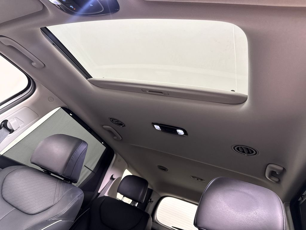 Used 2025 White Hyundai SEL Premium image 21