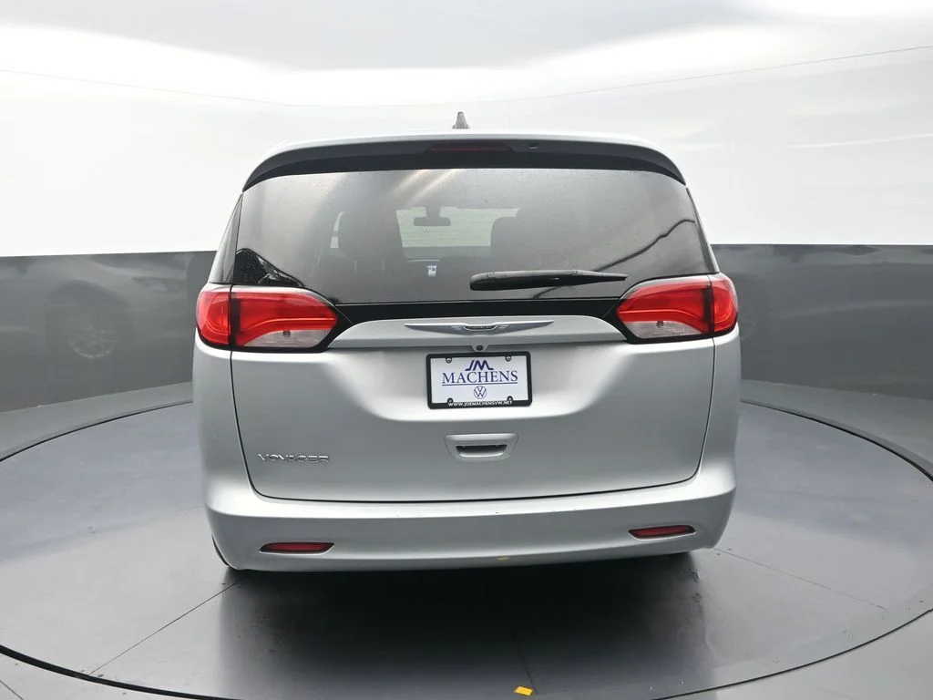 Used 2022 Silver Chrysler LX image 9