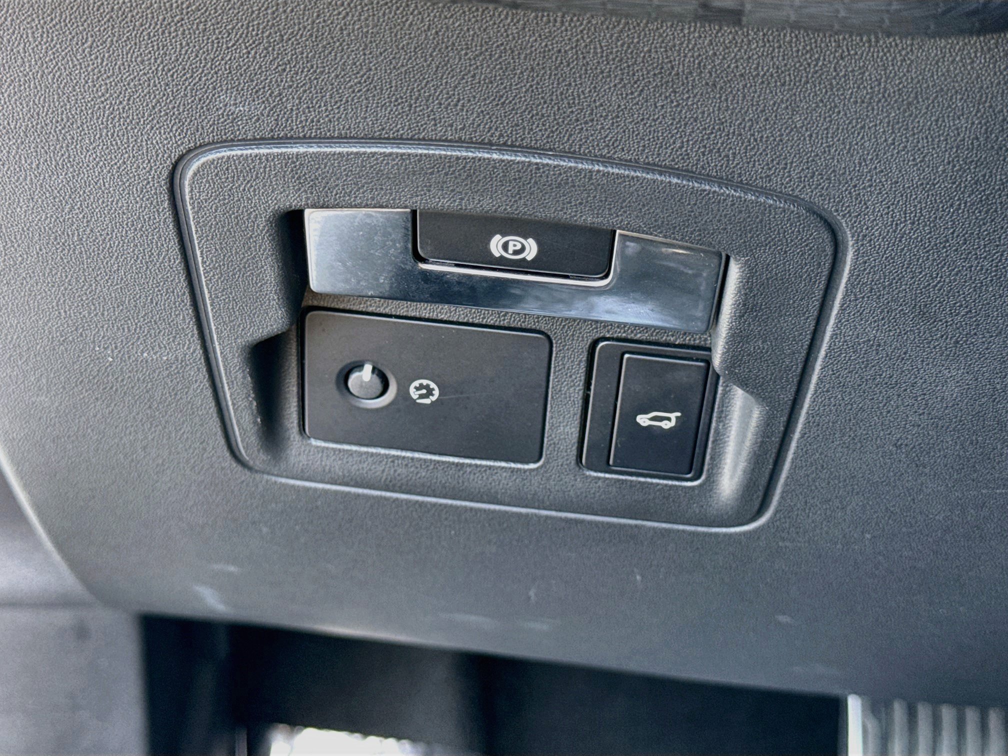 Used 2019 White Land Rover R-Dynamic SE image 34