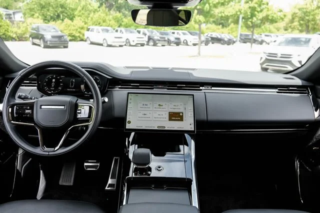 Used 2024  Land Rover Dynamic SE image 18
