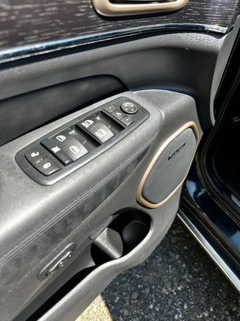 Used 2016 Brilliant Black Crystal Pearlcoat Jeep Summit image 11