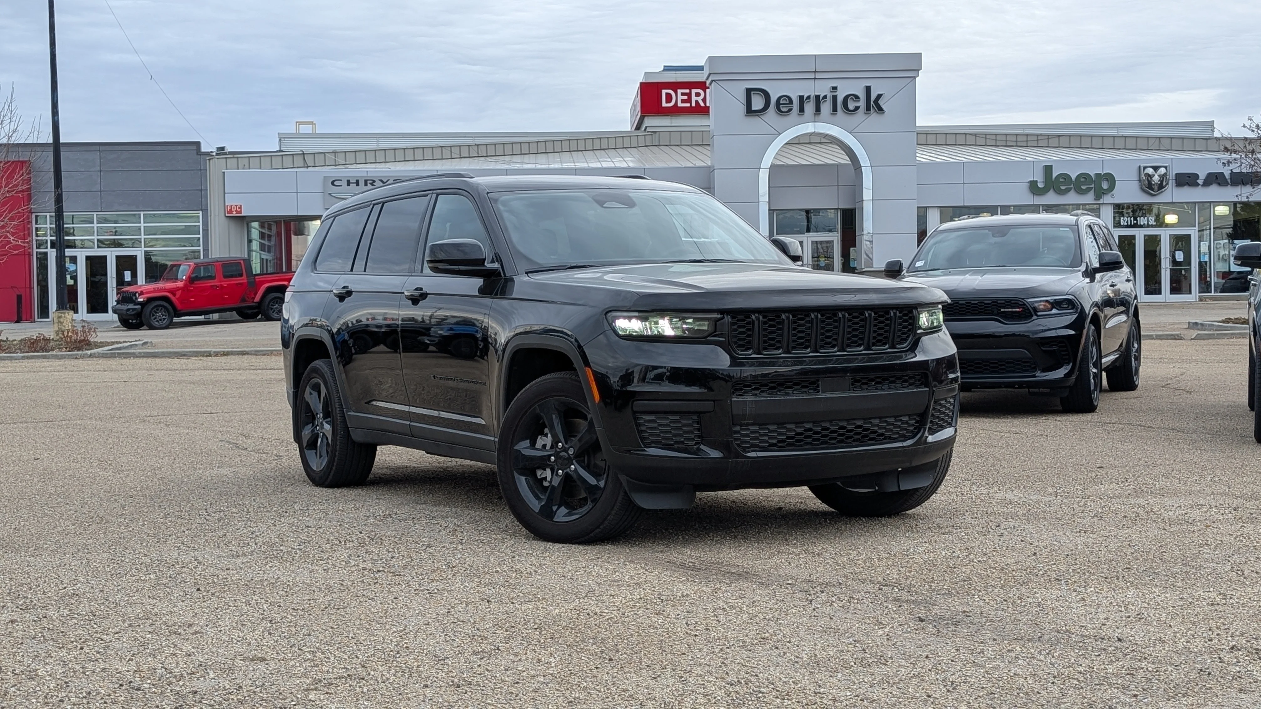 New 2025 Diamond Black Crystal Pearl Jeep Altitude image 2