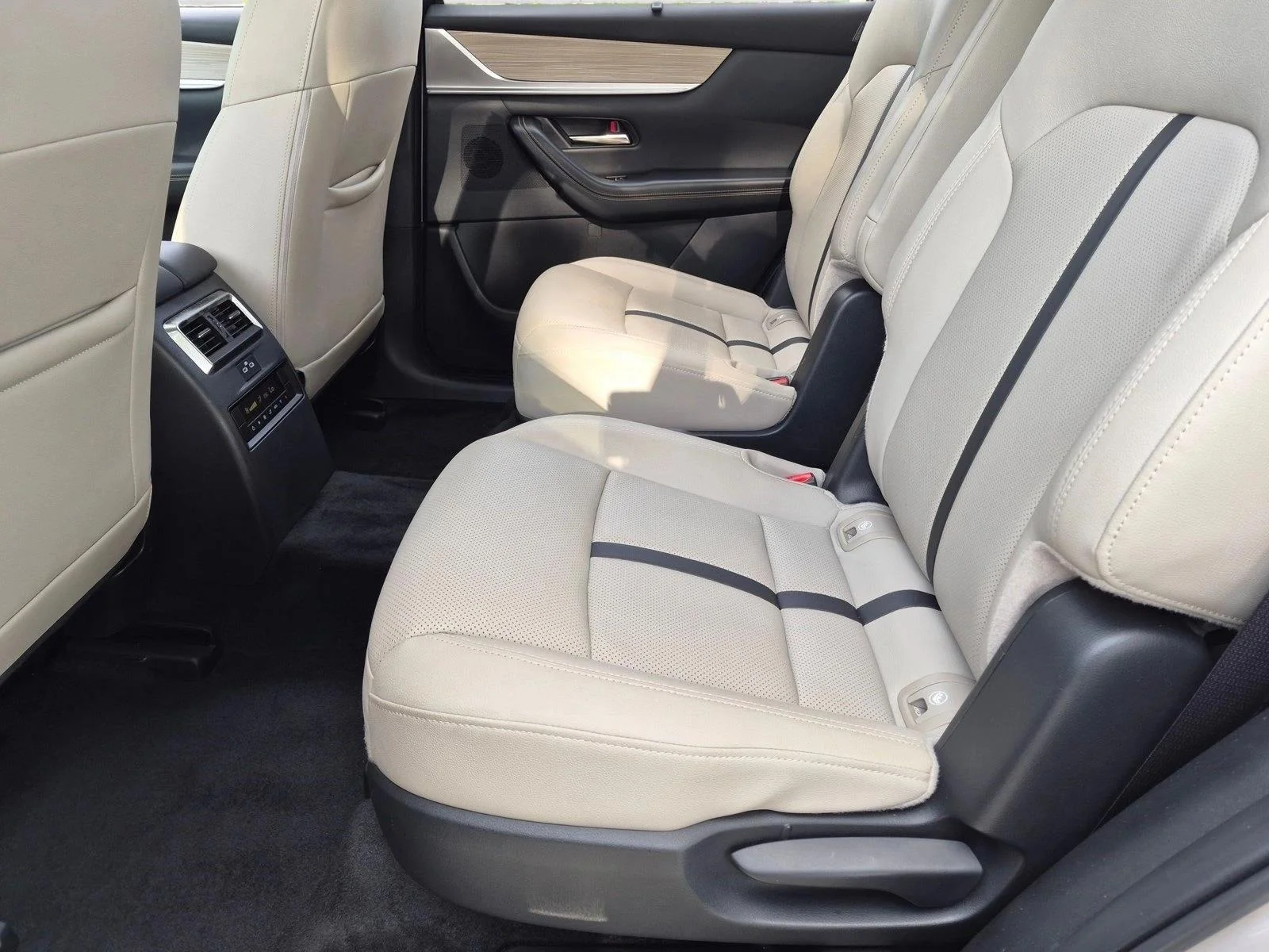 Used 2024 Platinum Quartz Mazda 3.3 Turbo Preferred Plus image 17