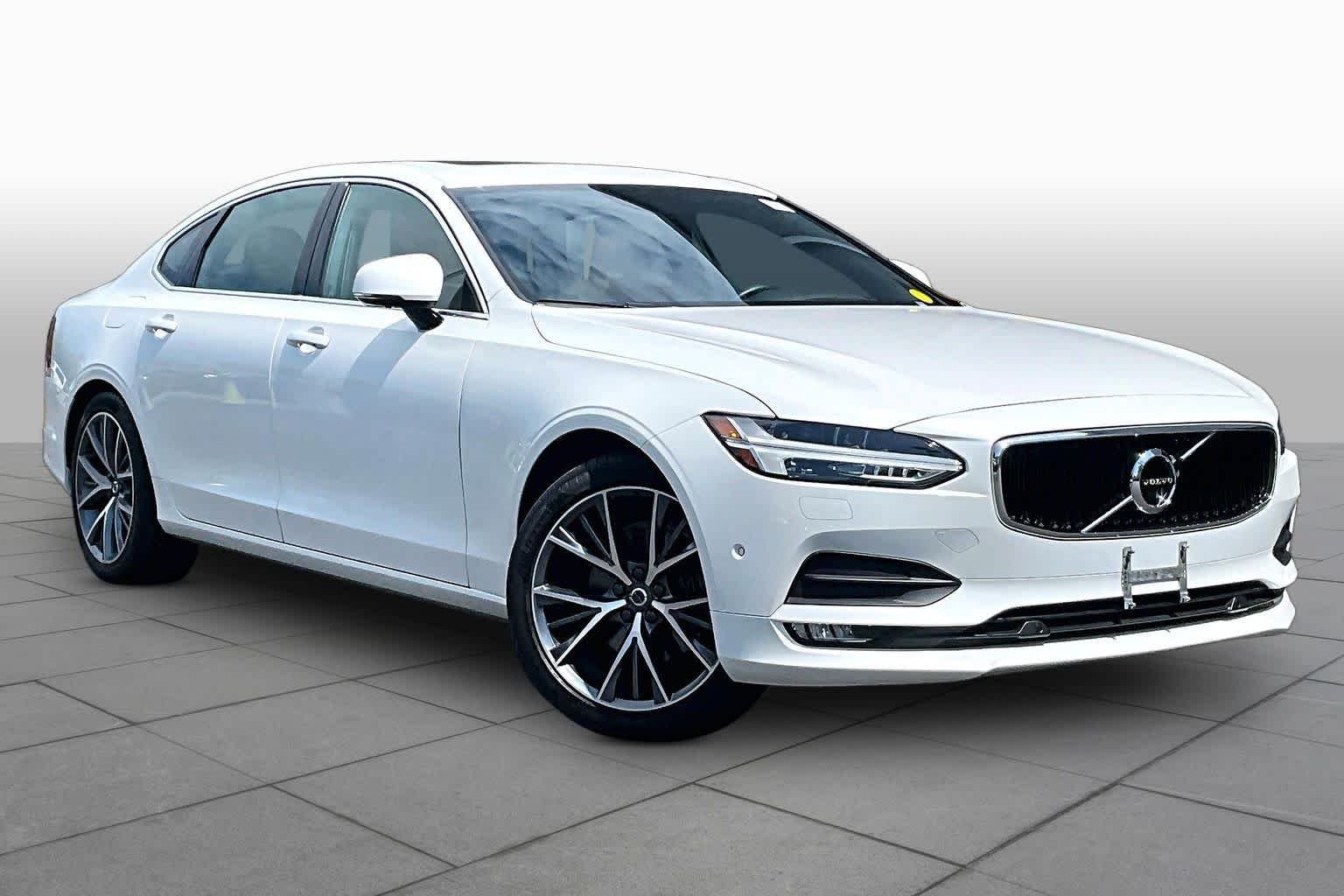 Used 2018 Crystal White Pearl Metallic Volvo Momentum image 3