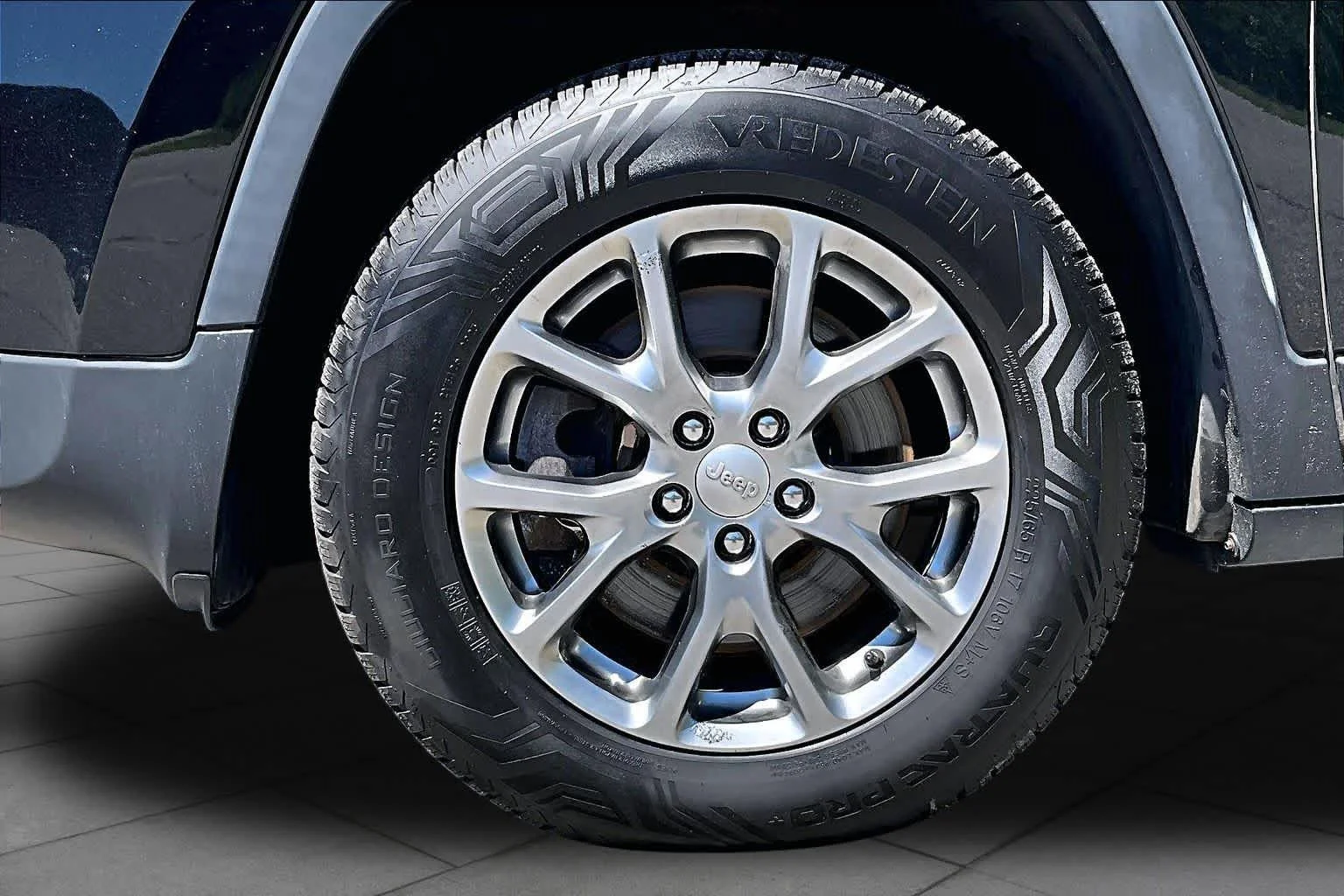 Used 2018 Diamond Black Crystal Pearlcoat Jeep Latitude Plus image 11