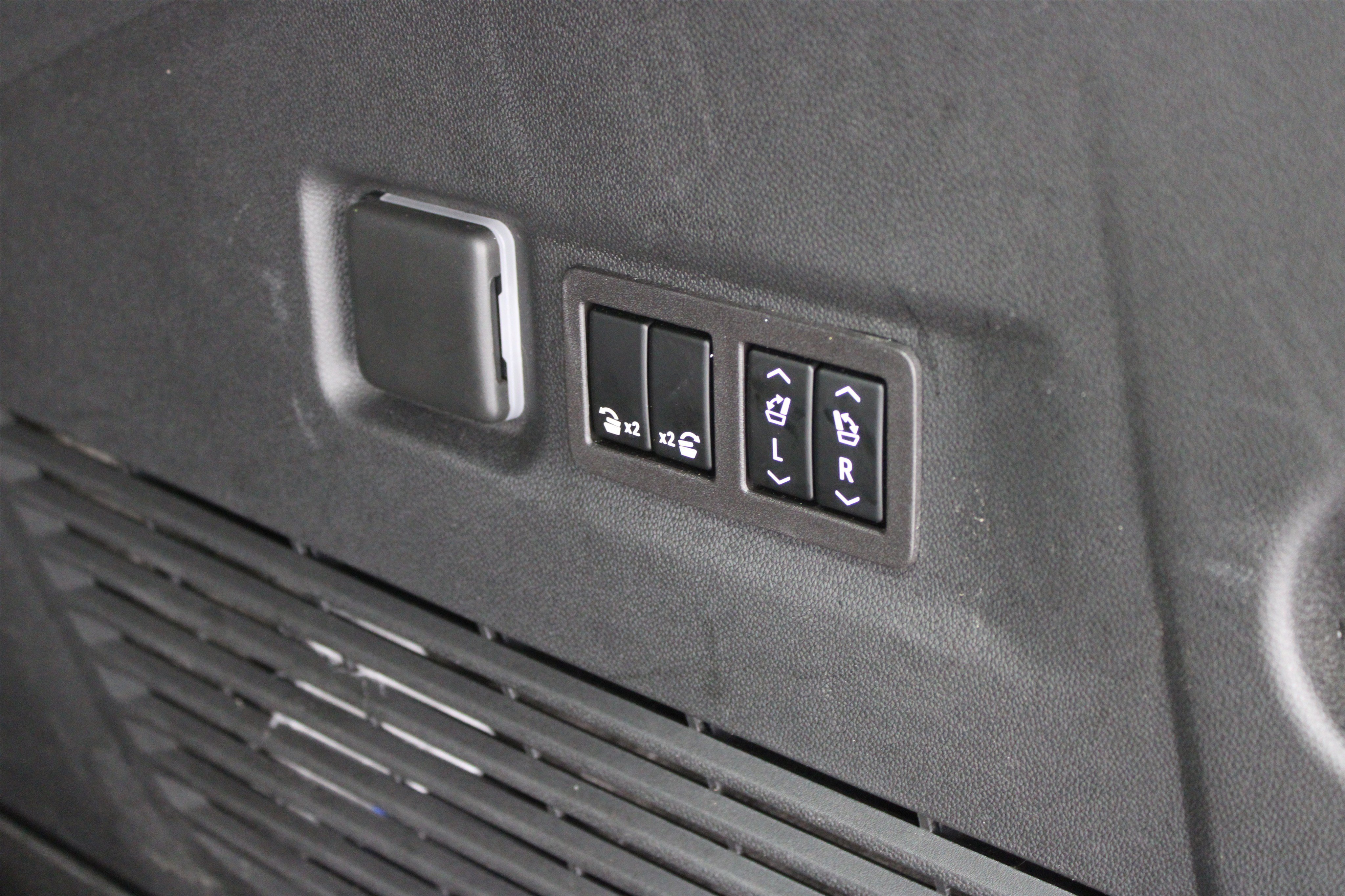 Used 2024 Iridescent Pearl Tricoat Chevrolet High Country image 34