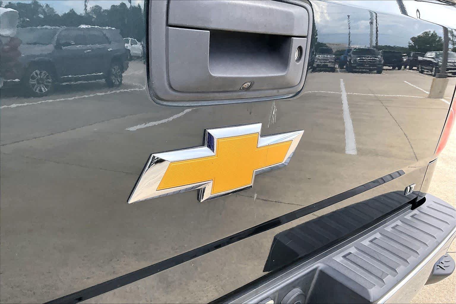 Used 2018 Graphite Metallic Chevrolet LT image 30