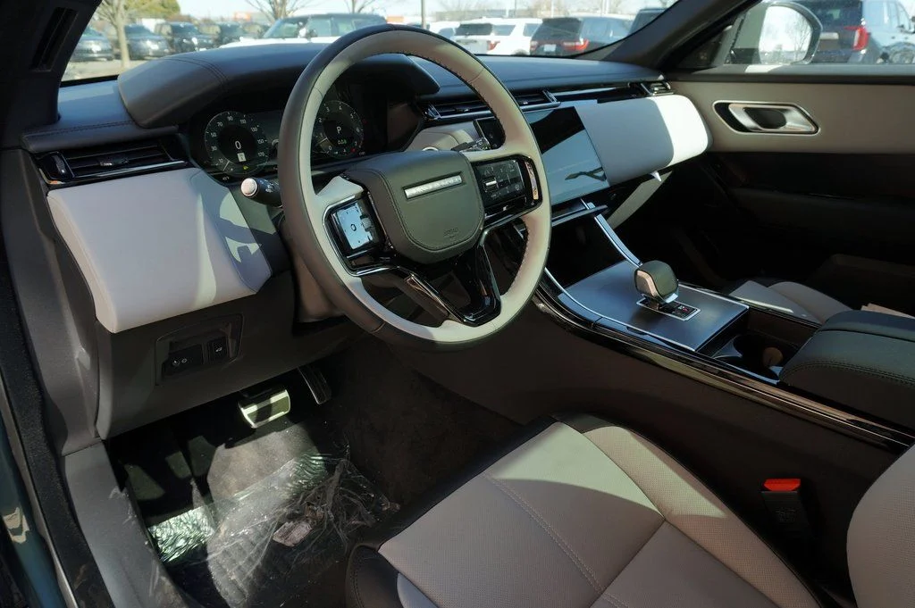 New 2026 Giola Green Land Rover Dynamic SE image 13