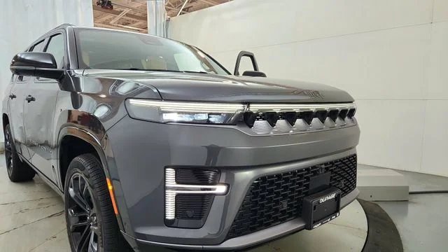 New 2026 Baltic-Gray Metallic Clear-Coat Exterior Paint Jeep Summit Reserve image 16