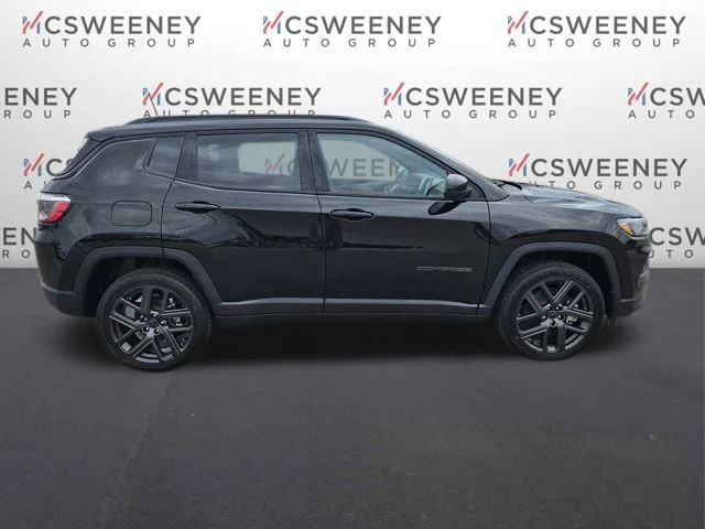 New 2026 Diamond Black Crystal Pearl-Coat Exterior Paint Jeep Latitude image 6