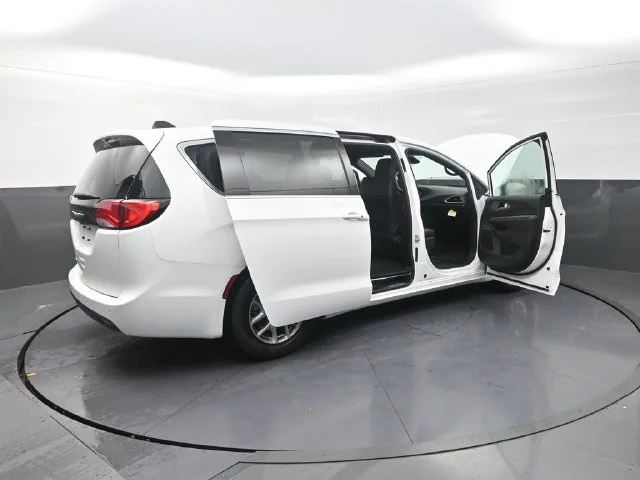 New 2027 Bright White Clear-Coat Paint Chrysler LX image 32
