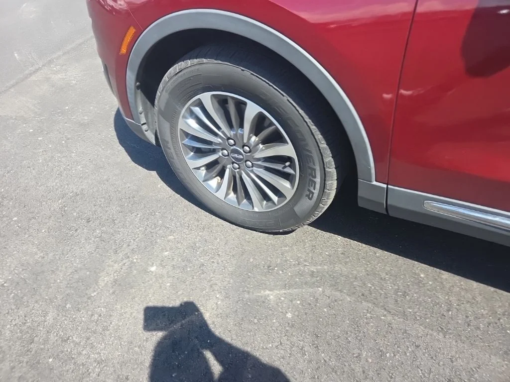 Used 2019 Red Lincoln Select image 25