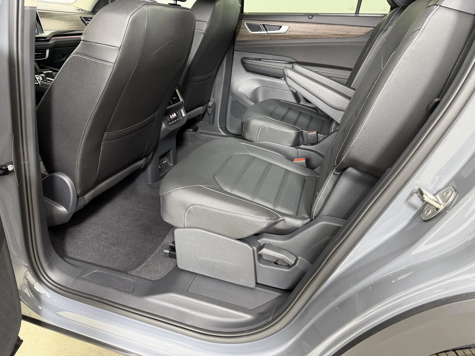 New 2026 Pure Gray Volkswagen 2.0T SEL image 22