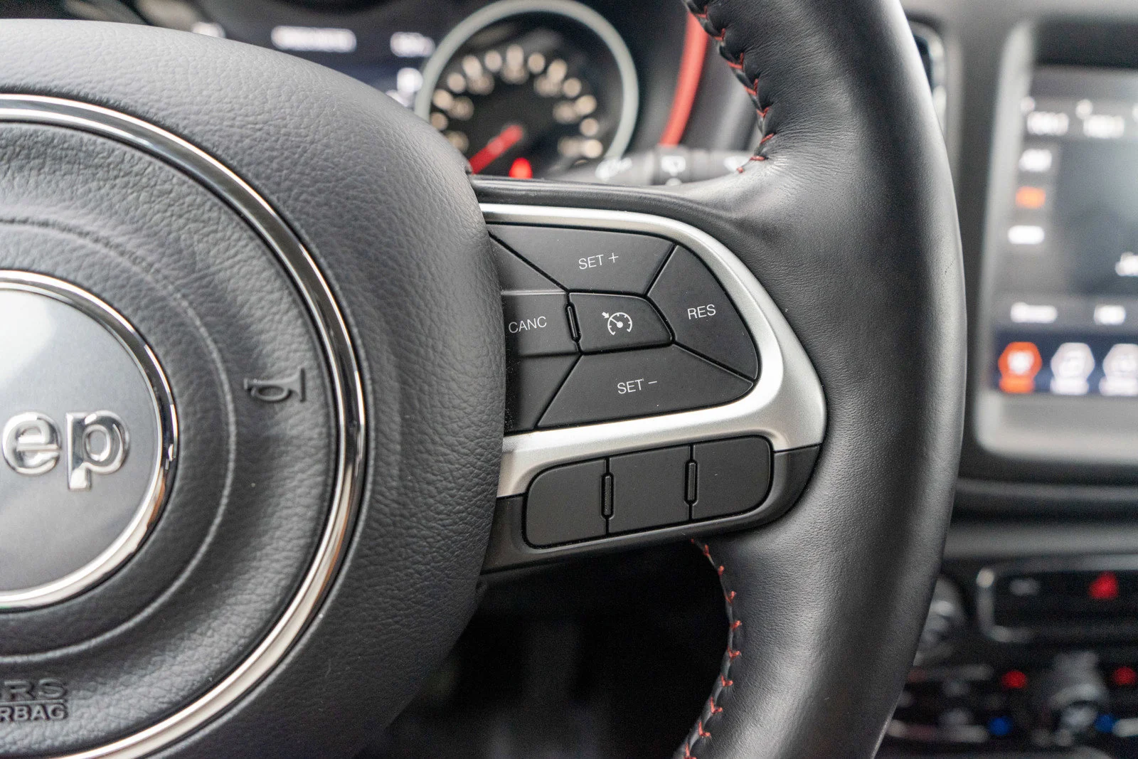 Used 2019 Diamond Black Crystal Pearlcoat Jeep Trailhawk image 24