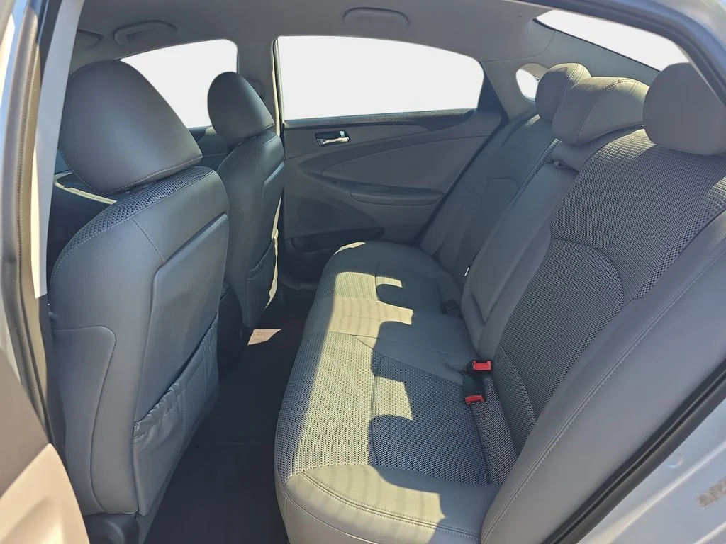 Used 2011 Silver Hyundai SE image 16