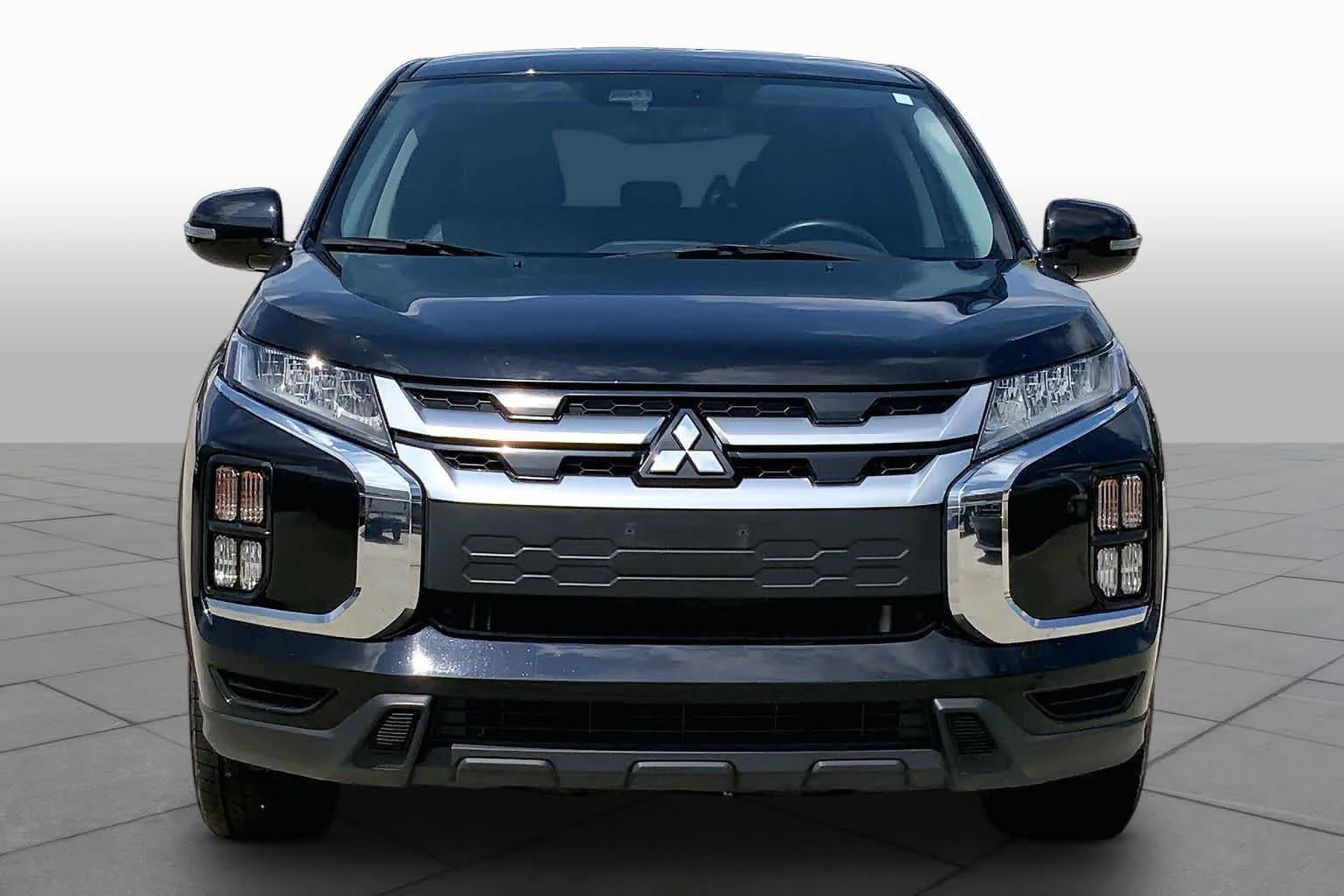 Used 2024 Labrador Black Pearl Mitsubishi SE image 4