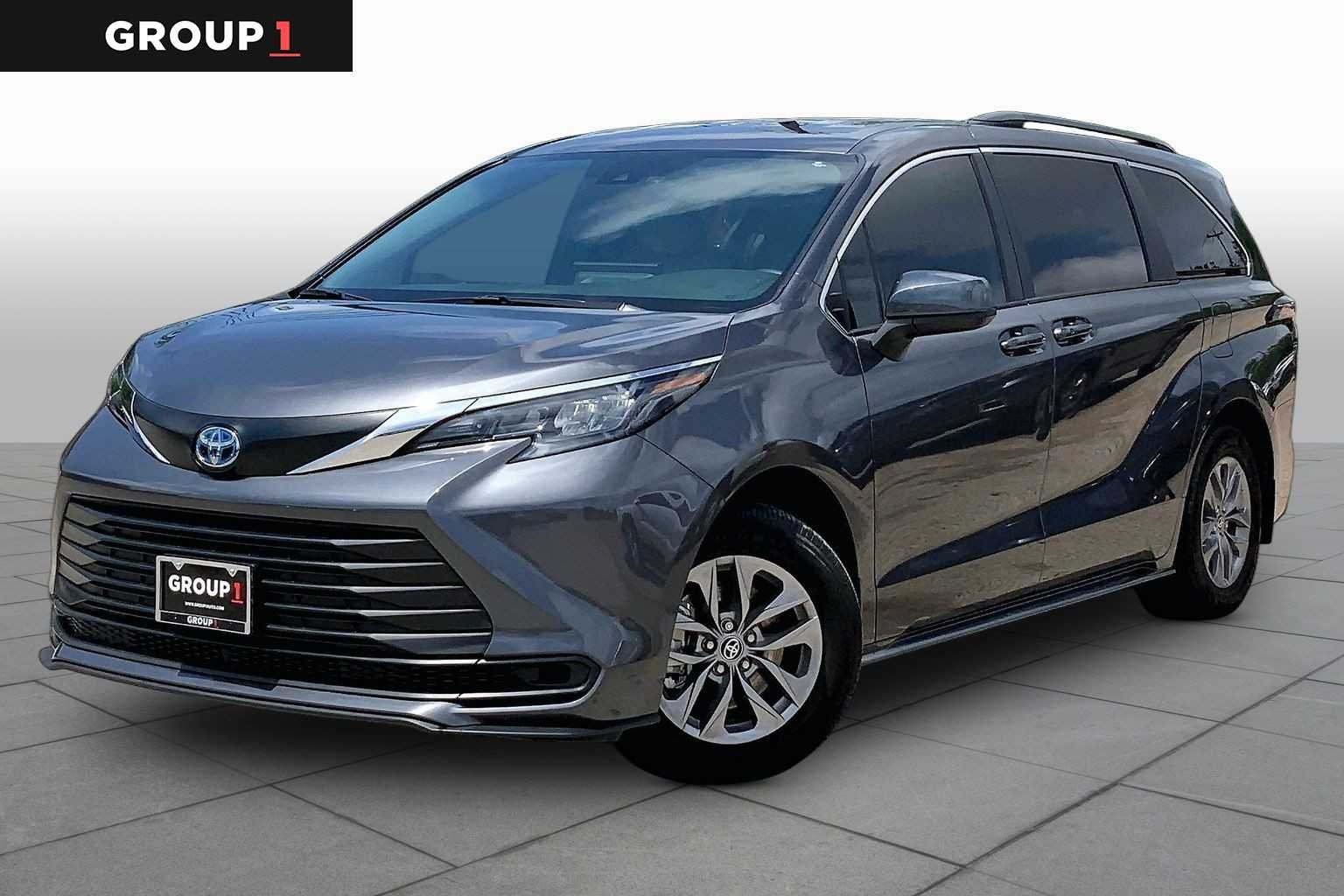 2025 Toyota Sienna LE 8-Passenger Hybrid FWD's photo